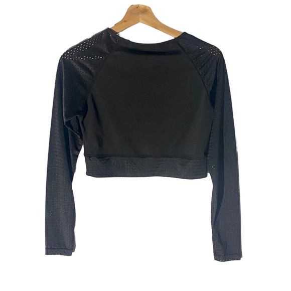 Women's Black Mesh Sleeve Athletic Crop-Top - Picture 2 of 4